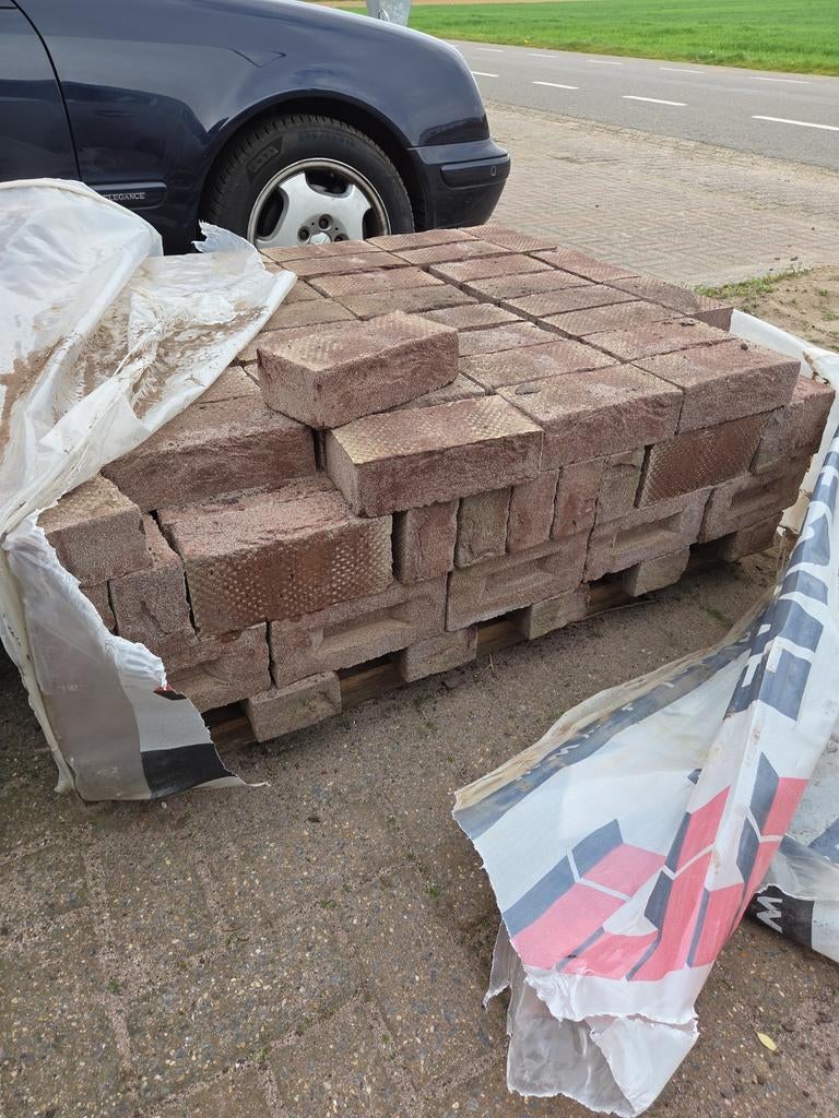 Ongeveer 150 dikformaat bruinbezande metselstenen, Ophalen, Bakstenen