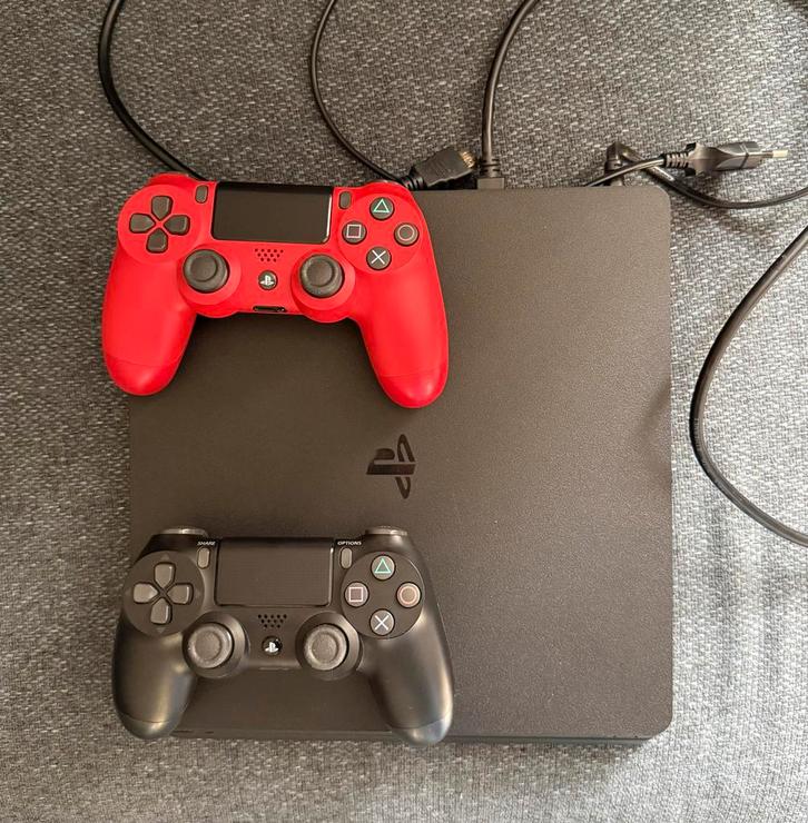PlayStation 4 Slim met 2 controllers, Spelcomputers en Games, Spelcomputers | Sony PlayStation 4, Zo goed als nieuw, Slim, 500 GB