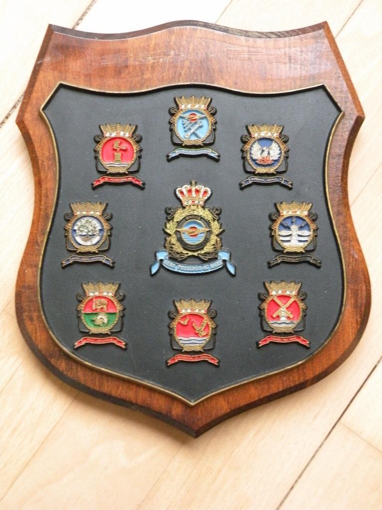 Schild marine. Met  emblemen van squadrons., Verzamelen, Militaria | Algemeen, Ophalen of Verzenden, Marine, Nederland, Embleem of Badge