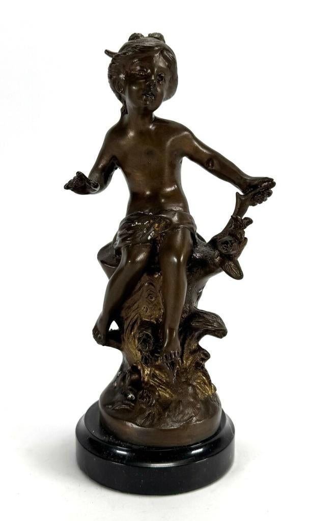 1134. Bronzen beeld naar Moreau – meisje op boomstronk, Antiek en Kunst, Ophalen of Verzenden