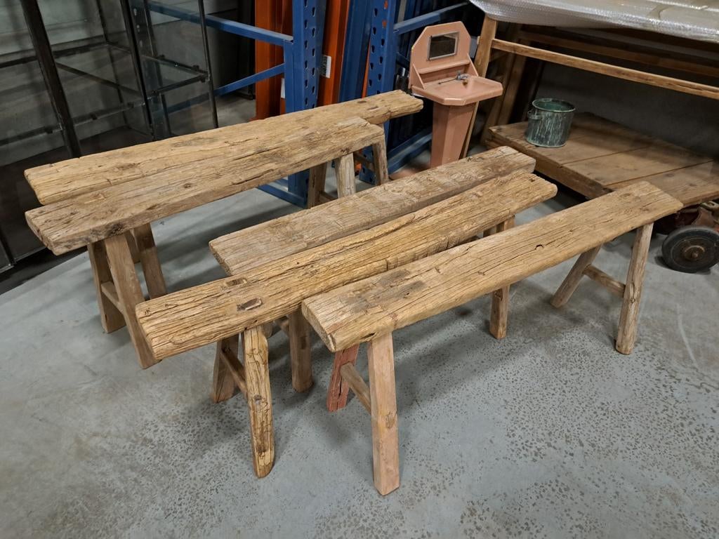 Stoere oude sobere houten banken, Ophalen