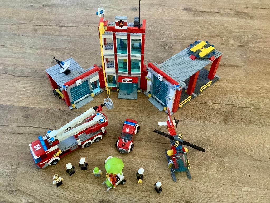 Lego City 60110 Brandweerkazerne (met auto’s, heli, 6 mini), Kinderen en Baby's, Speelgoed | Duplo en Lego, Gebruikt, Lego, Complete set