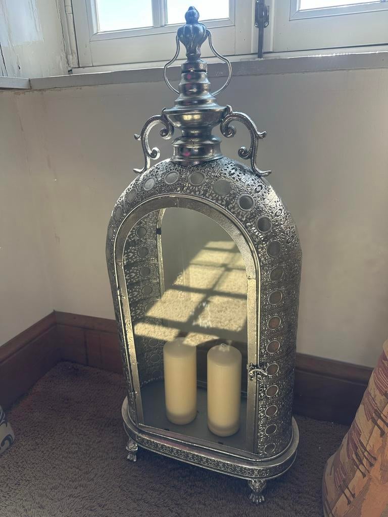 Grote zilverkleurige lantaarn met kaarsen, 50 tot 75 cm, Ophalen of Verzenden, Zo goed als nieuw, Metaal