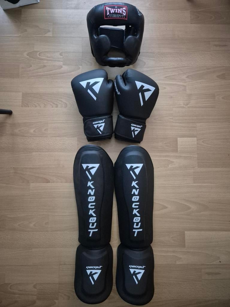 Knockout boks handschoenen, scheenbeschermers, helm & tok., Ophalen, Zo goed als nieuw, Bokshandschoenen