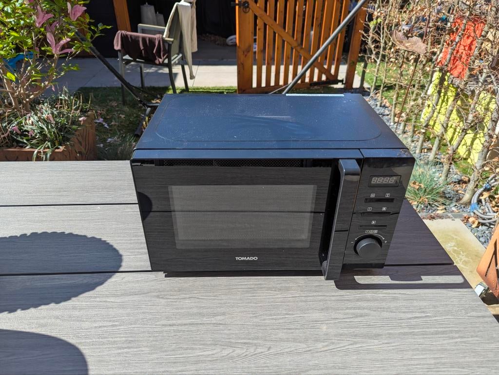 Tomado microwave (nauwelijks gebruikt), Ophalen, Zo goed als nieuw, Minder dan 45 cm