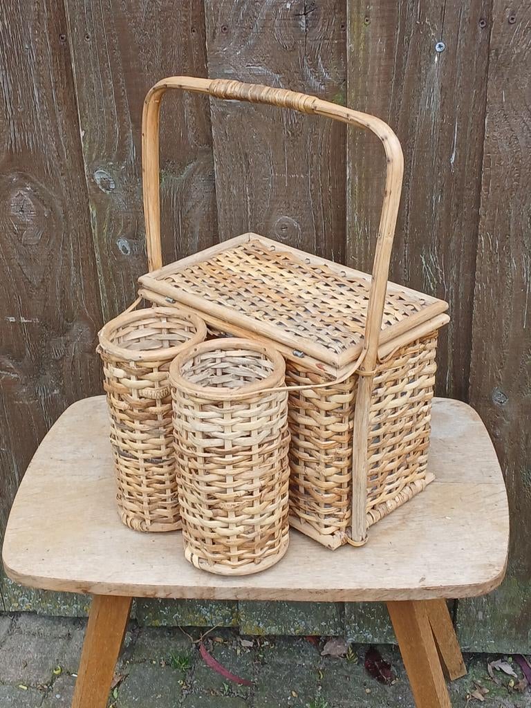 Vintage rieten picknickmand met flessenhouders, Huis en Inrichting, Woonaccessoires | Schalen en Manden, Ophalen of Verzenden