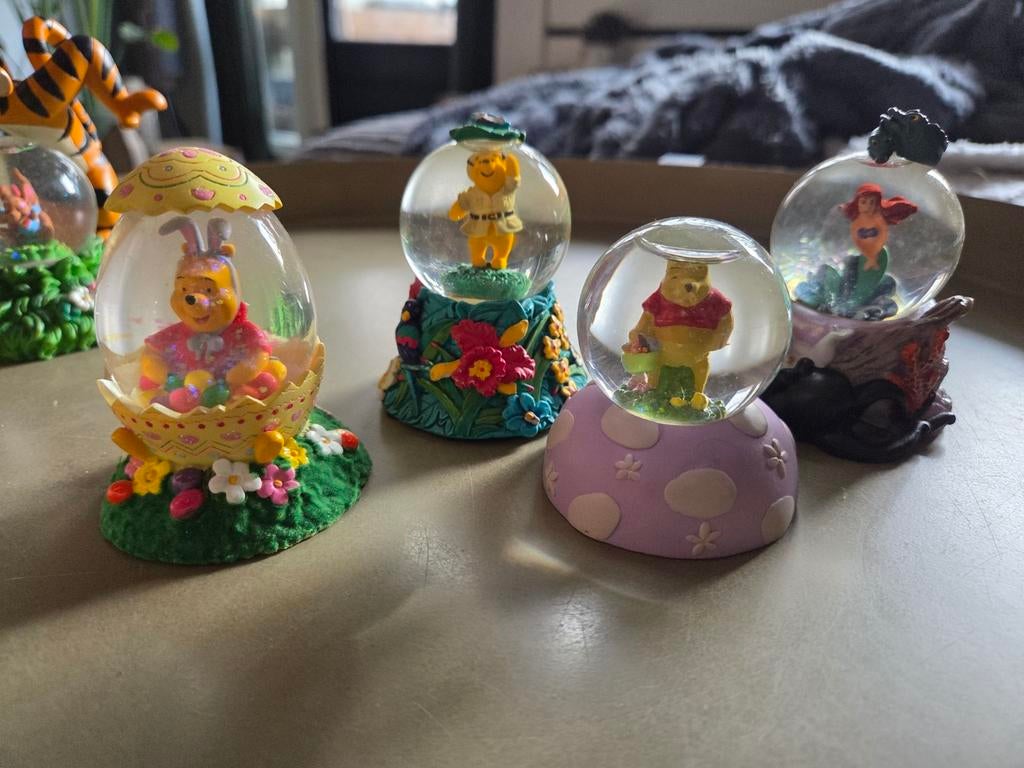 Leuke Disney sneeuwbollen - Winnie de Poeh en Ariël, Verzamelen, Poppetjes en Figuurtjes, Gebruikt, Ophalen of Verzenden