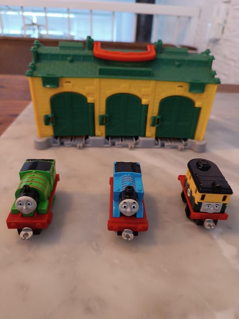 Thomas de Trein mini treintjes met diverse rails en loods, Ophalen, Gebruikt