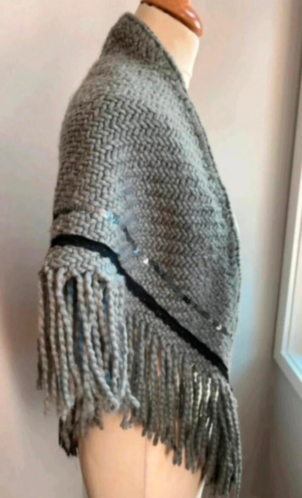 B.Loved poncho / shawl grijs, Kleding | Dames, Ophalen of Verzenden, Zo goed als nieuw, Maat 42/44 (L), Grijs