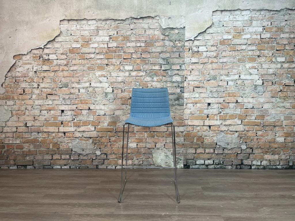 Arper Catifa 46 bar stool blauw bij TheReSales, Huis en Inrichting, Barkrukken, Ophalen of Verzenden, Zo goed als nieuw, Metaal