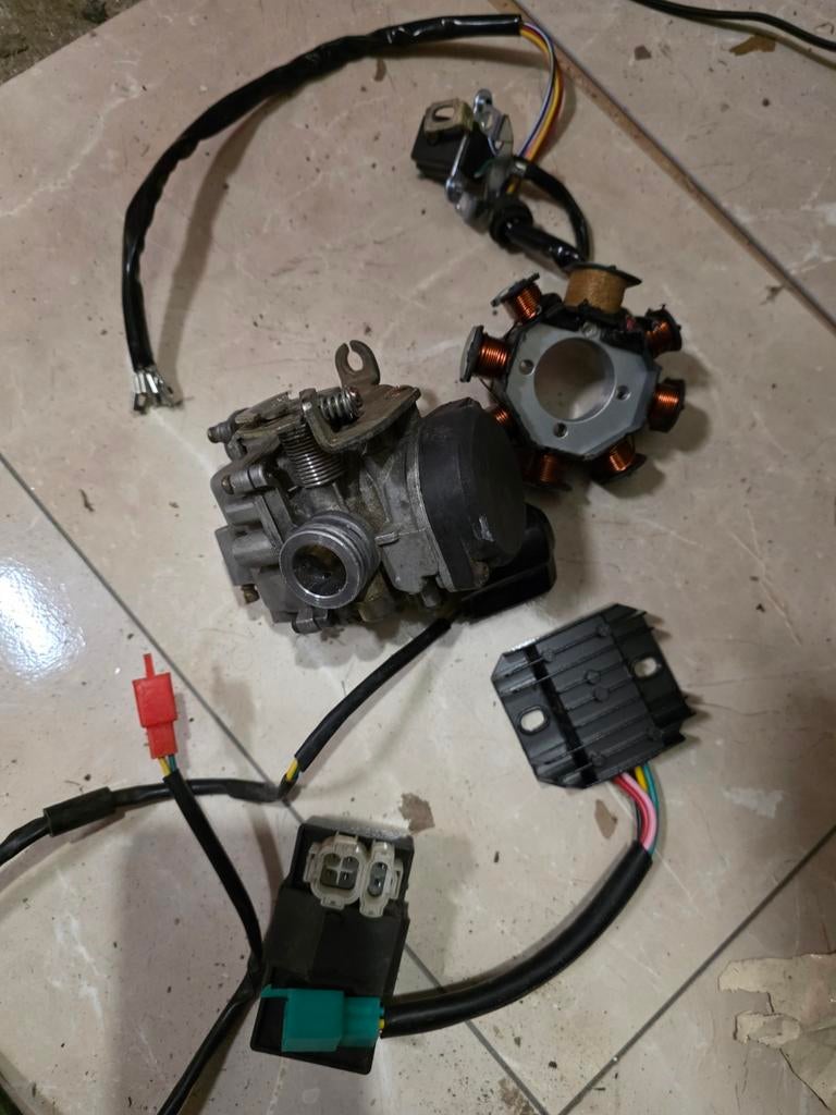 Scooter onderdelen: Carburateur, ontsteking, spanningsregela, Fietsen en Brommers, Brommeronderdelen | Scooters, Ophalen of Verzenden