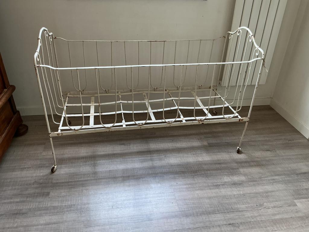 Ijzeren vintage brocante baby bed, Ophalen