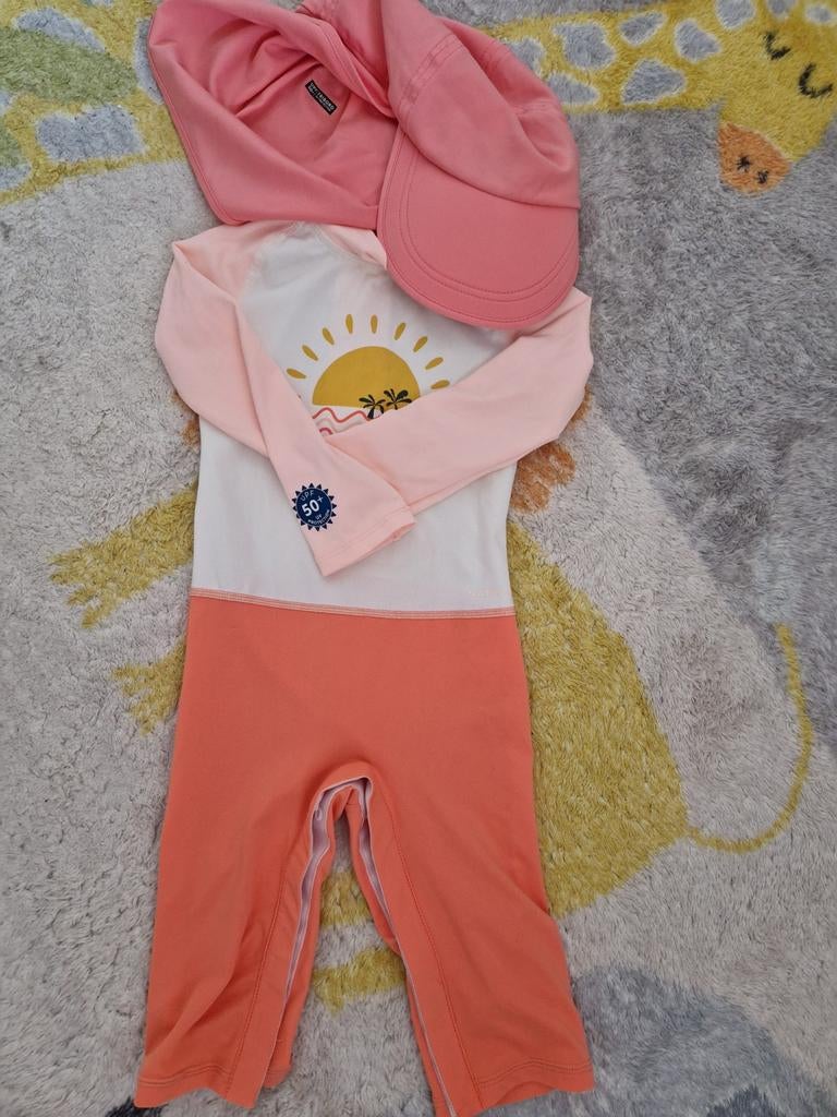 Badpak en petje, beide zijn UV-werend, Kinderen en Baby's, Babykleding | Baby-zwemkleding, Badpak, Ophalen of Verzenden, Zo goed als nieuw