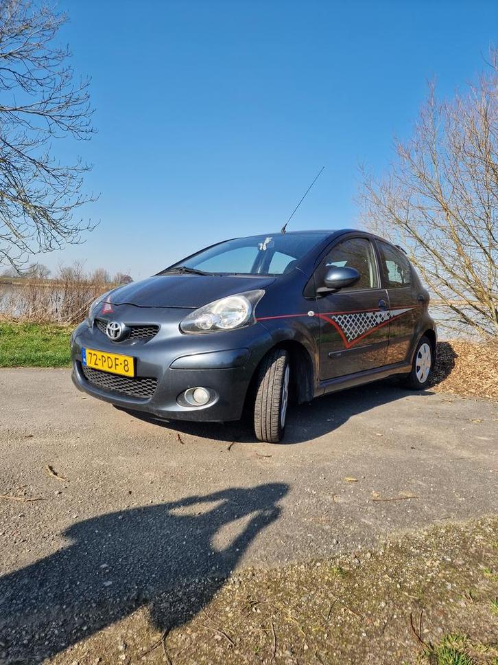 Toyota Aygo 1.0 12V Vvt-i 5DRS 2011 Grijs, Auto's, Toyota, Particulier, Aygo, Benzine, A, Hatchback, Handgeschakeld, Origineel Nederlands