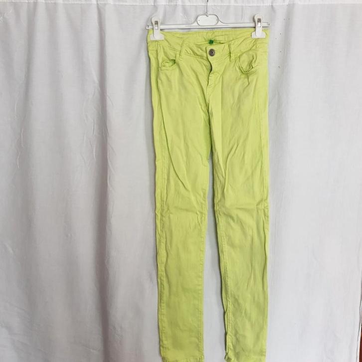 Leuke limekleurige broek. Mt W28. merk Benetton, Kleding | Dames, Broeken en Pantalons, Zo goed als nieuw, Maat 36 (S), Groen