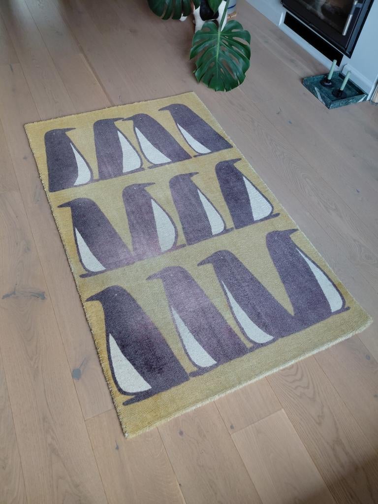 Vloerkleed met pinguïnprint - Geel/Paars, Gebruikt, Speels, Modern, Kinderkamer, Ophalen of Verzenden, 150 tot 200 cm