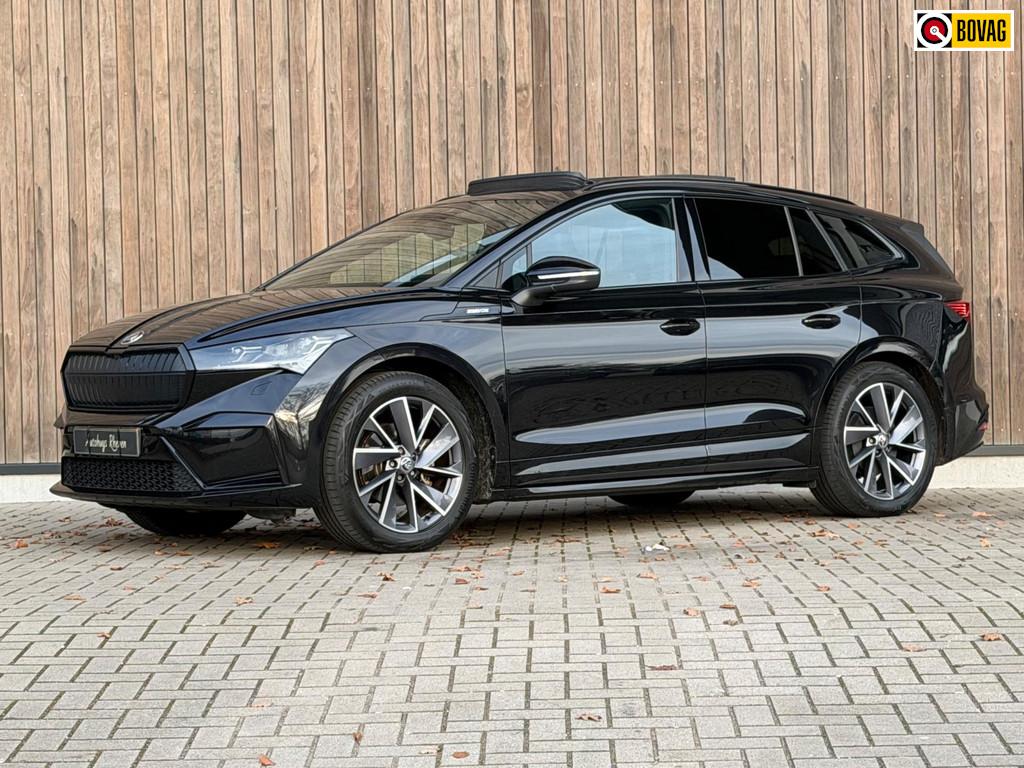 Skoda Enyaq iV 60 Sportline / Panoramadak / Trekhaak / LED, Auto's, Skoda, Automaat, Achterwielaandrijving, Gebruikt, Zwart