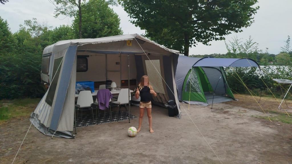 Compacte Piper caravan met voortent en stapelbed, Gascomfoor, Particulier, 500 - 750 kg, Omvormbare zithoek