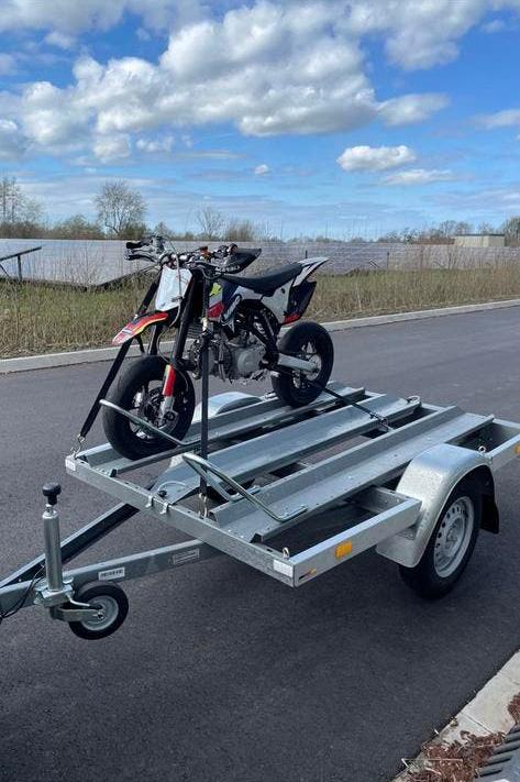 TE HUUR Motoraanhanger Stema, Motoren, Accessoires | Overige, Ophalen