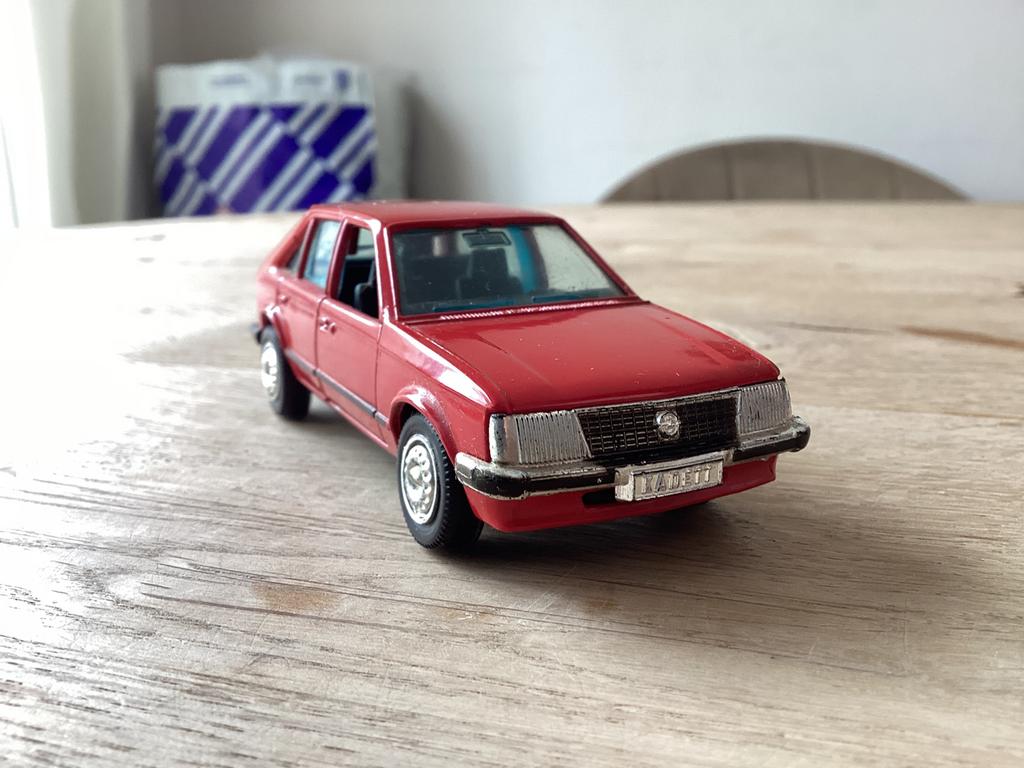 GAMA Mini Opel Kadett 5-deurs hatchback 1:43 nr. 890, Ophalen of Verzenden, Zo goed als nieuw, Auto, Gama