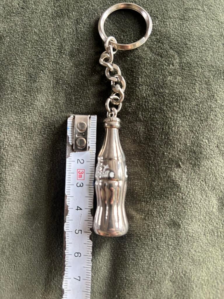 Coca cola zilver kleurige fles sleutelhanger, Verzamelen, Sleutelhangers, Ophalen of Verzenden, Zo goed als nieuw, Merk
