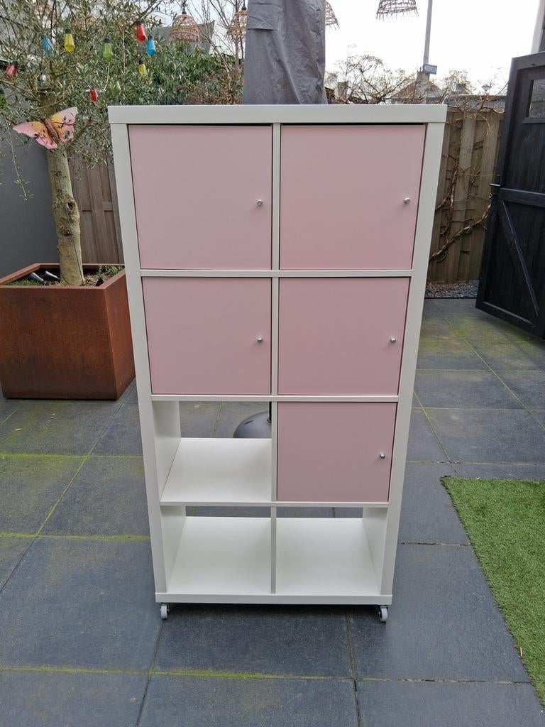 Ikea Kinderkamer Kast wit met roze deurtjes op Wieltjes, Kinderen en Baby's, Kinderkamer | Commodes en Kasten, Gebruikt, Kast
