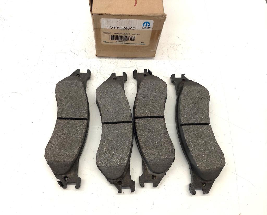 Dodge Ram 4x2 remblok set 2000-2001, PO Box 21-8004 | Auburn Hills, MI 48321-8004, Amerikaanse onderdelen, Nieuw, Ophalen of Verzenden