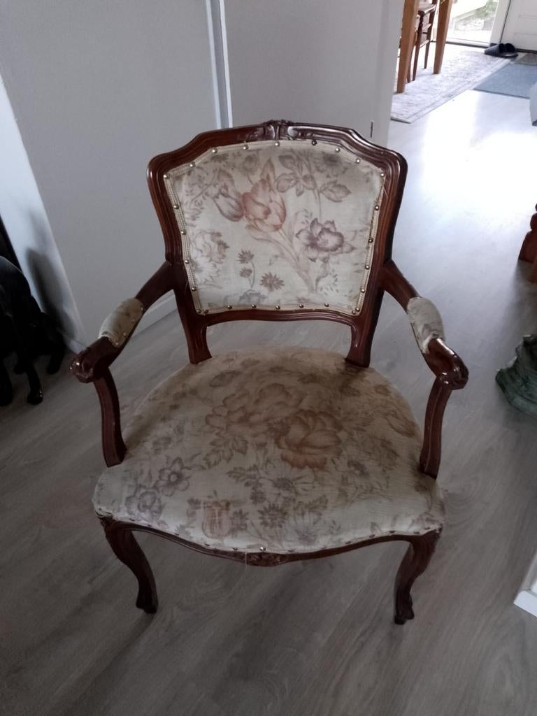 Antieke fauteuil met bloemenpatroon, Ophalen