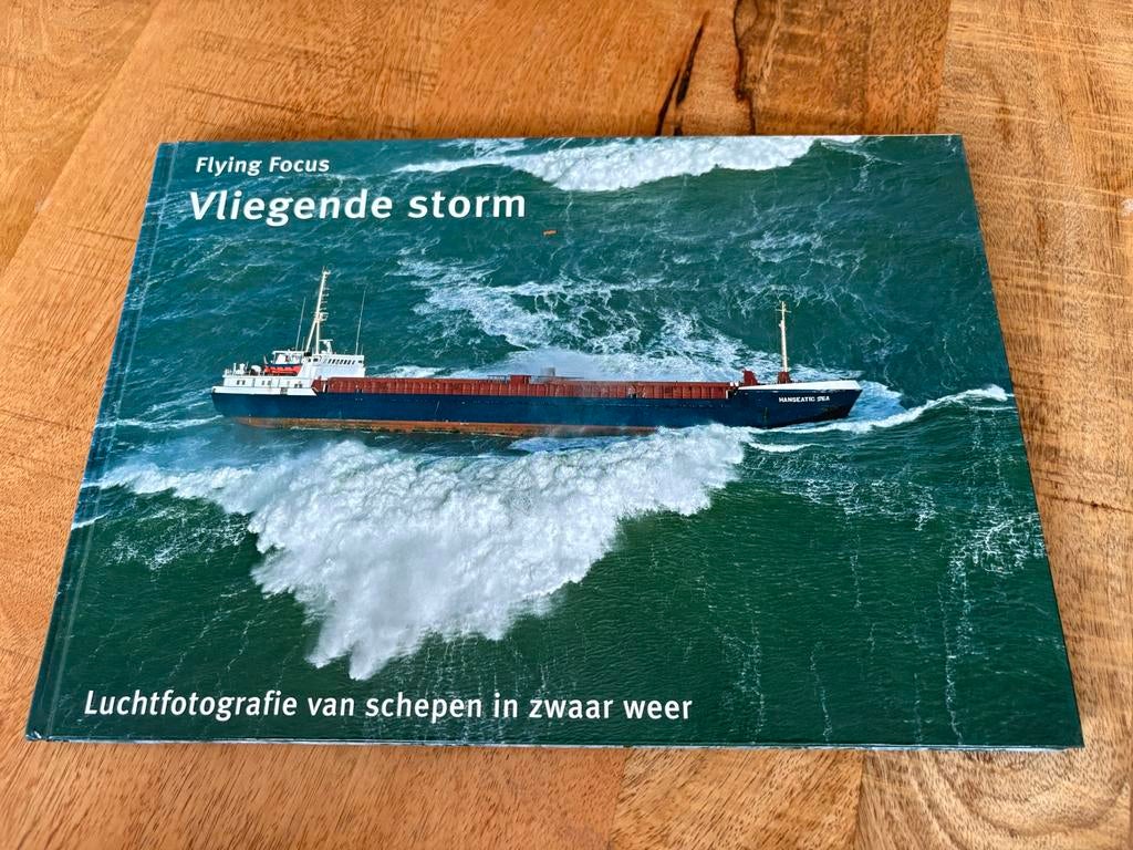 Vliegende storm: Luchtfotografie van schepen in zwaar weer, Boeken, Ophalen of Verzenden, Zo goed als nieuw