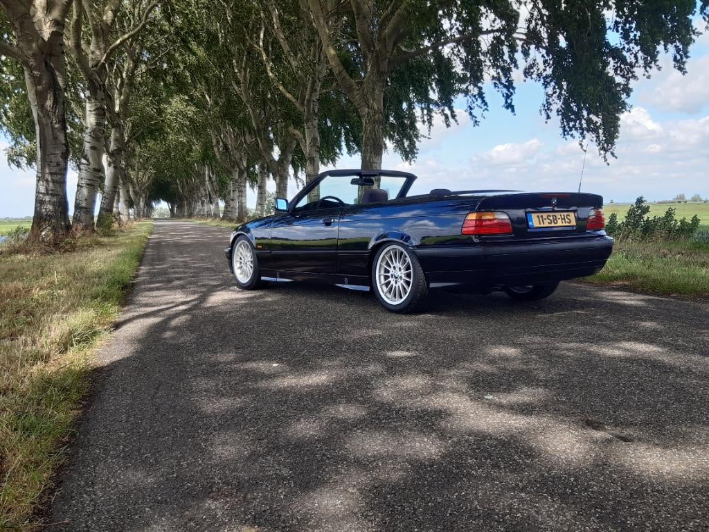 BMW e36 3.20i cabrio, 1385 kg, Zwart, Cabriolet, 4 stoelen