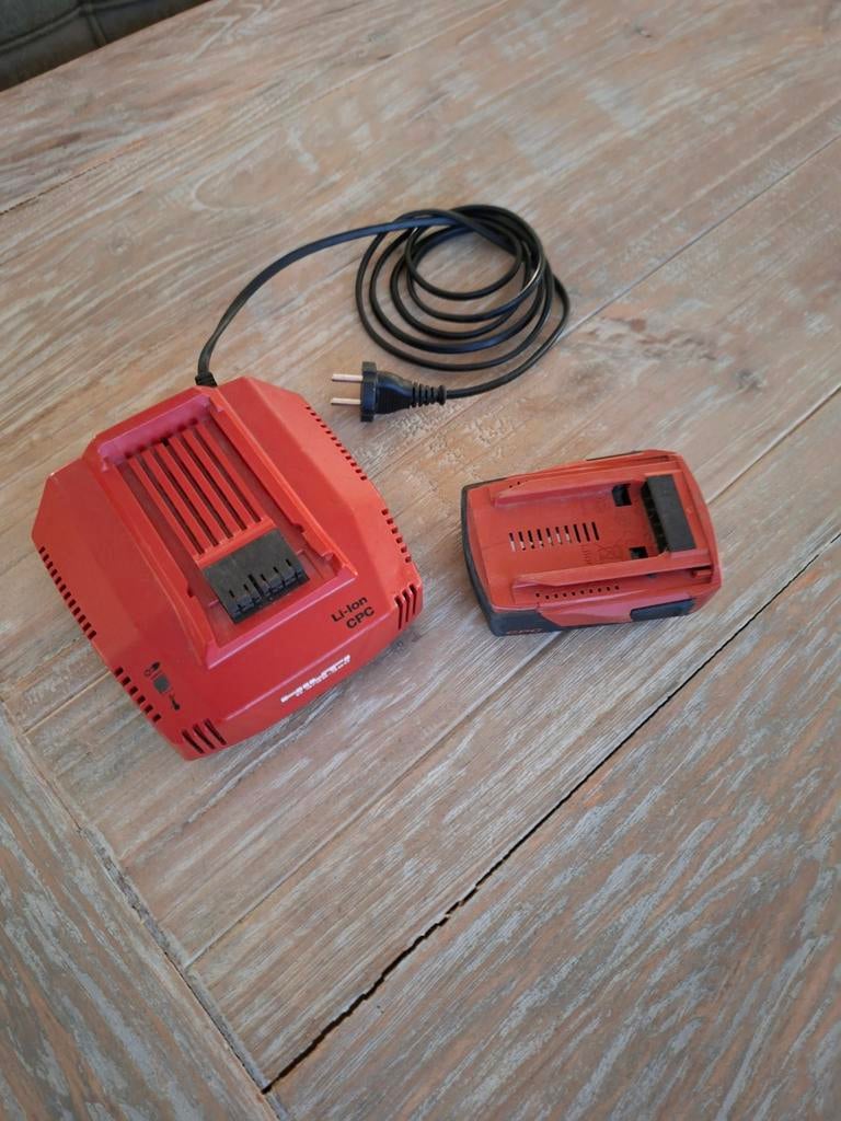 Hilti acculader, Ophalen of Verzenden, Gebruikt