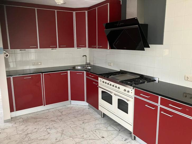 Gratis keuken, Huis en Inrichting, Keuken | Complete keukens, Gebruikt, Hoekkeuken, Rood, Ophalen
