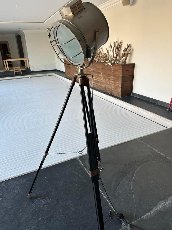 Vintage Camera Lamp op Statief - Industriële Stijl, Huis en Inrichting, Lampen | Vloerlampen, Gebruikt, 150 tot 200 cm, Metaal