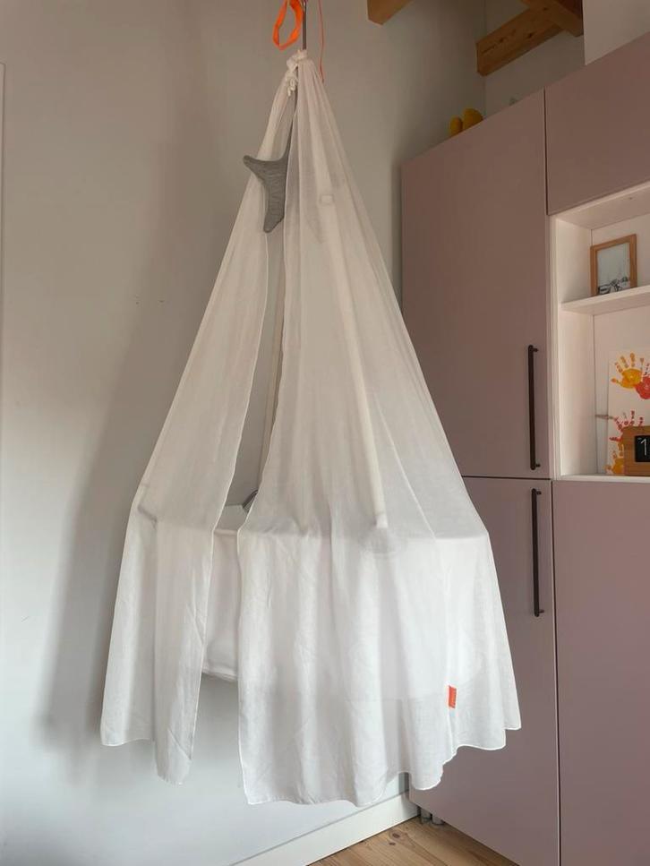 Leander hangwieg met driepoot, matras, matras hoes, Kinderen en Baby's, Babywiegjes en Ledikanten, Ophalen, Zo goed als nieuw