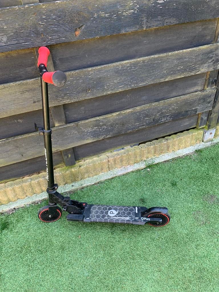 Q Play opvouwbare step met rode handvatten en onder ligt, Ophalen, Gebruikt, Gewone step