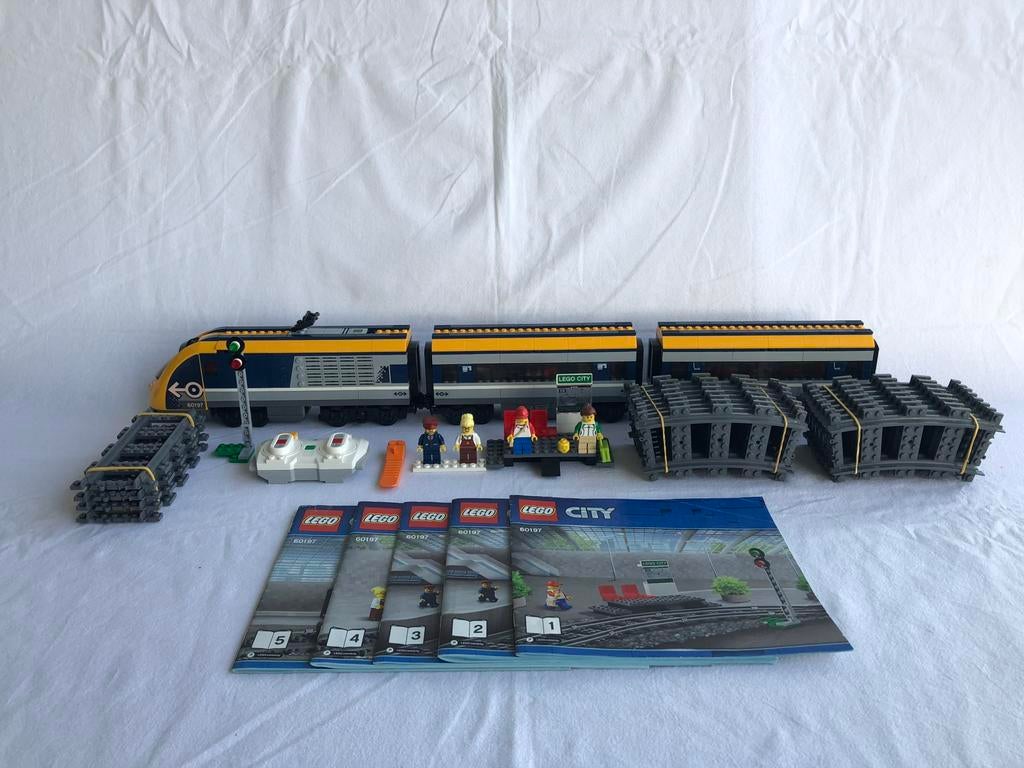 Lego City 60197 Passenger train/trein inclu batterijen - N2, Kinderen en Baby's, Speelgoed | Duplo en Lego, Zo goed als nieuw
