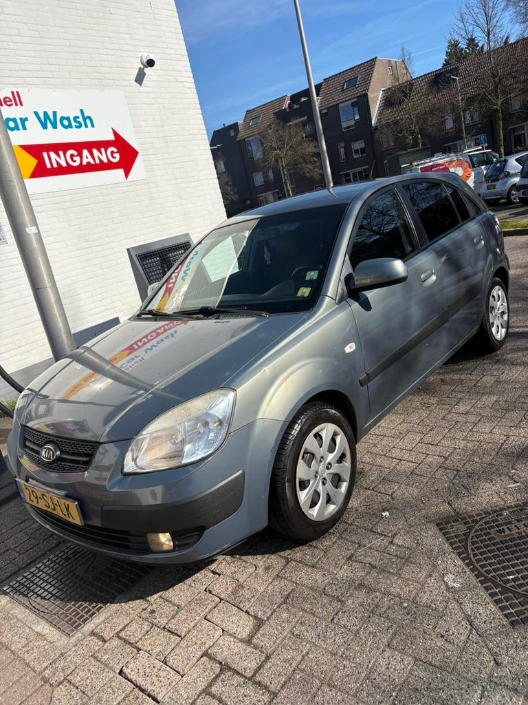 Kia Rio 1.4 HB 2006 Grijs, Auto's, Kia, Voorwielaandrijving, 4 cilinders, 1054 kg, 49 €/maand