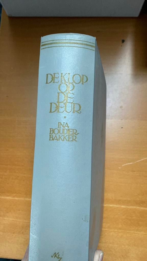 De Klop op de Deur - Ina Boudier-Bakker (Hardcover), Boeken, Ophalen of Verzenden, Gelezen, Nederland