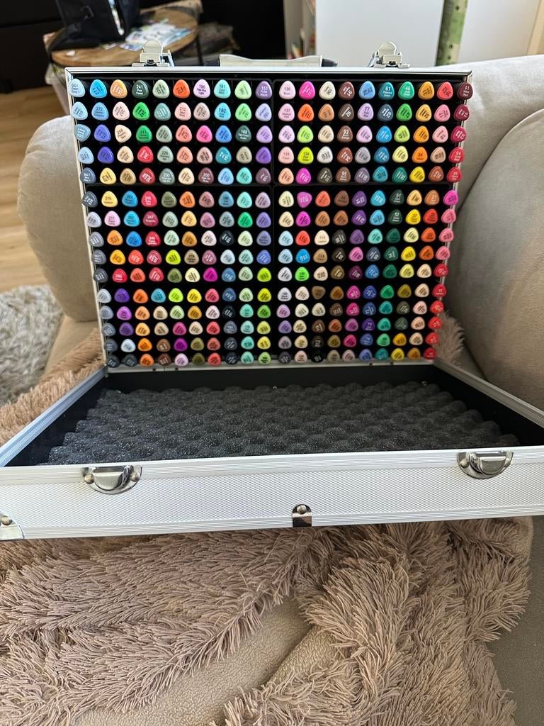 Decotime alcohol markers 300 stuks met koffer, Hobby en Vrije tijd, Ophalen of Verzenden, Zo goed als nieuw, Potlood of Stift