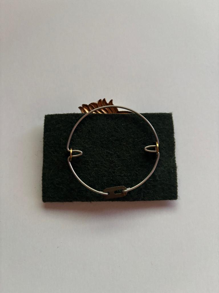 KCT Baret embleem met ringsluiting, Verzamelen, Verzenden, Landmacht, Nederland, Kleding of Schoenen