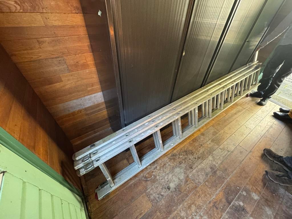 Uitschuifbare aluminium ladder - 3-delig, Doe-het-zelf en Verbouw, Ladders en Trappen, Gebruikt, Ophalen of Verzenden, Ladder
