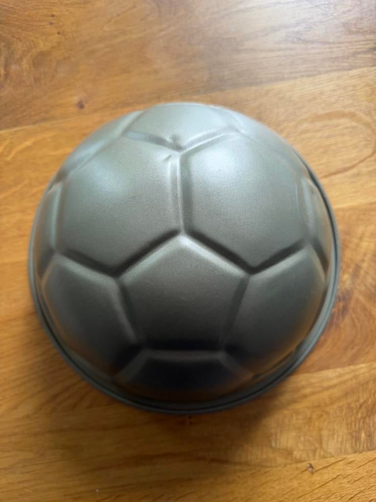 Städler voetbal cake vorm met 3 ieniemini deukjes, Hobby en Vrije tijd, Taarten en Cupcakes maken, Ophalen of Verzenden, Gebruikt