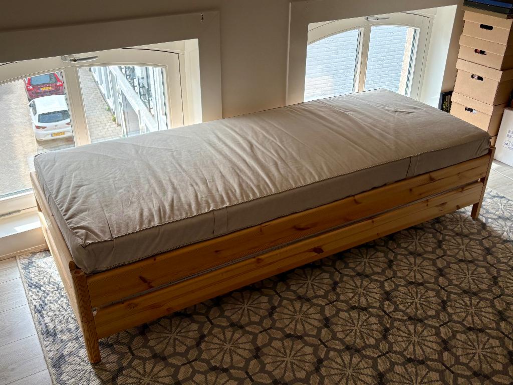UTÅKER Stapelbed met 2 matrassen, 80x200 cm, Ophalen, Tweepersoons, Minder dan 160 cm, Zo goed als nieuw