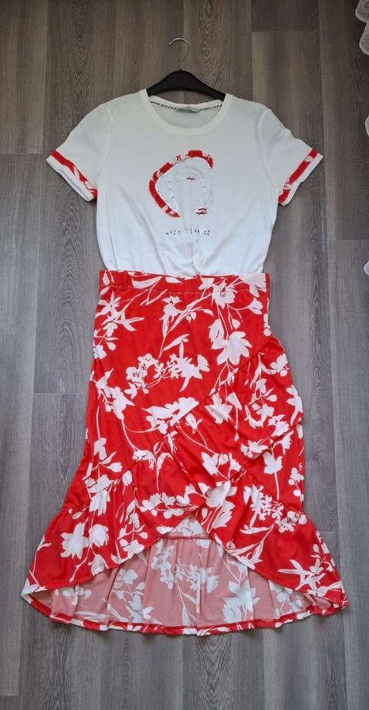 Rok en shirt., Kleding | Dames, Rokken, Maat 38/40 (M), Ophalen of Verzenden, Zo goed als nieuw, Rood