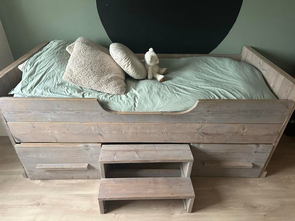 Steigerhouten kinderbed met trapje en lade, Ophalen, Gebruikt, Eenpersoons, Bruin