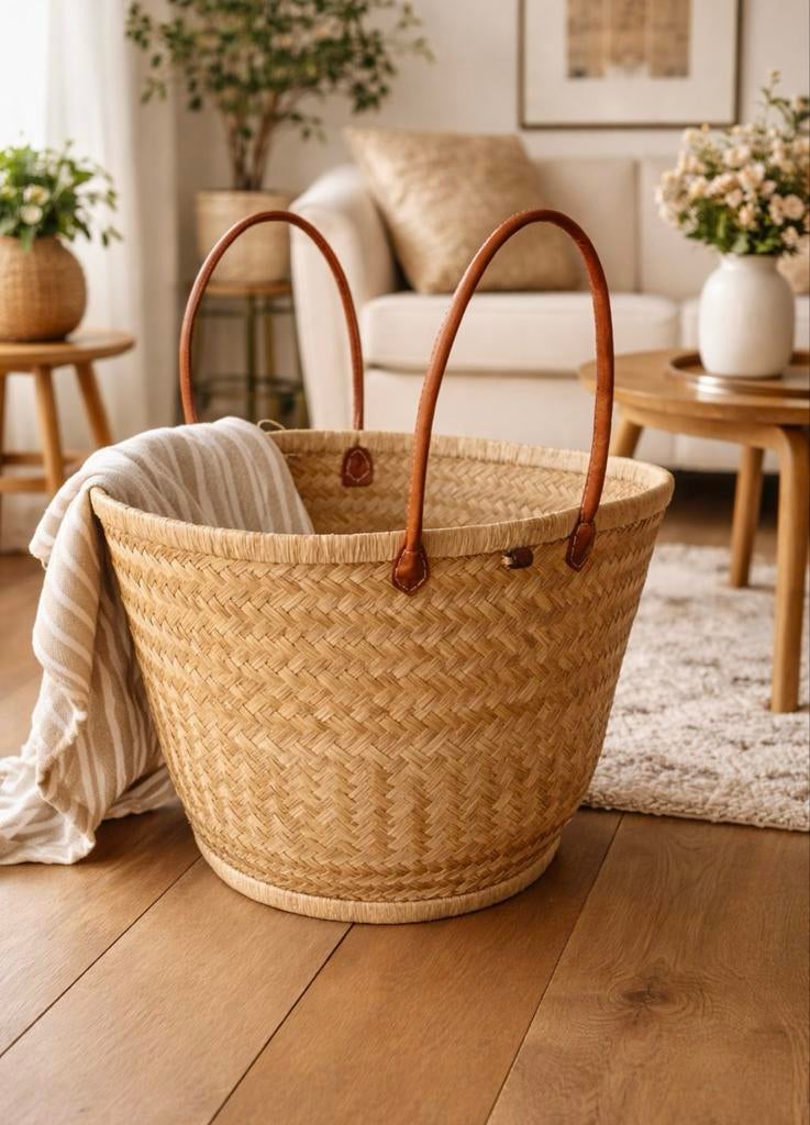 Stijlvolle rieten mand met leren hengsels, Huis en Inrichting, Woonaccessoires | Schalen en Manden, Ophalen, Mand, Zo goed als nieuw