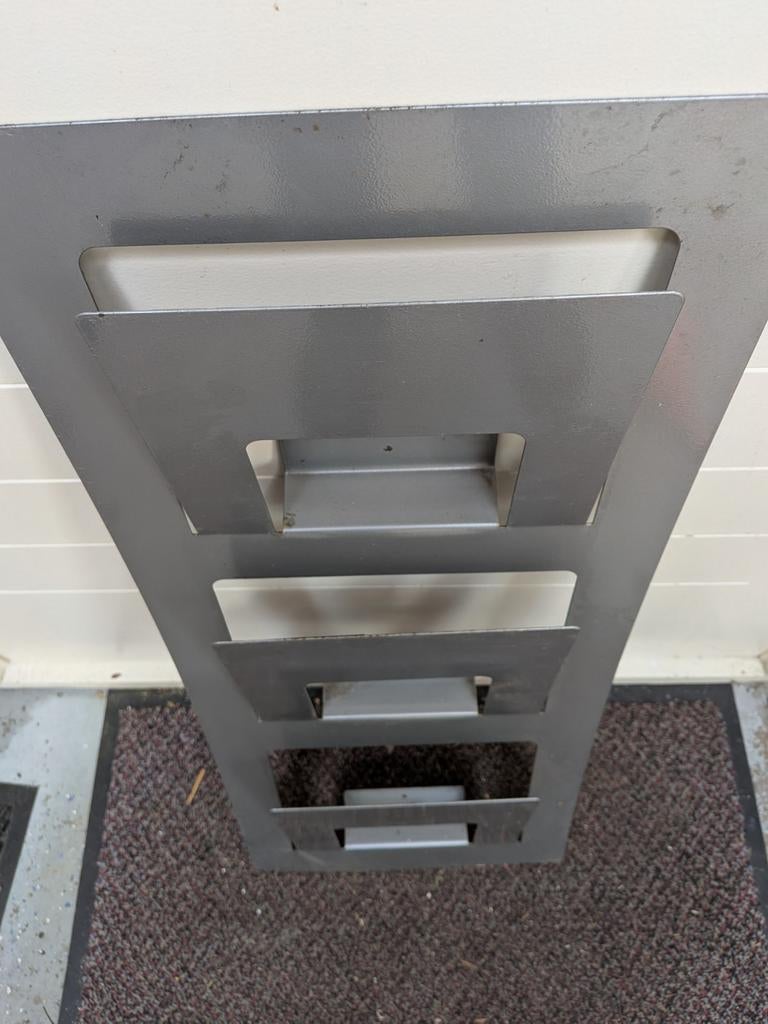 Metalen Tijdschriftenhouder - Grijs, Huis en Inrichting, Woonaccessoires | Krantenbakken en Lectuurbakken, Ophalen, Gebruikt