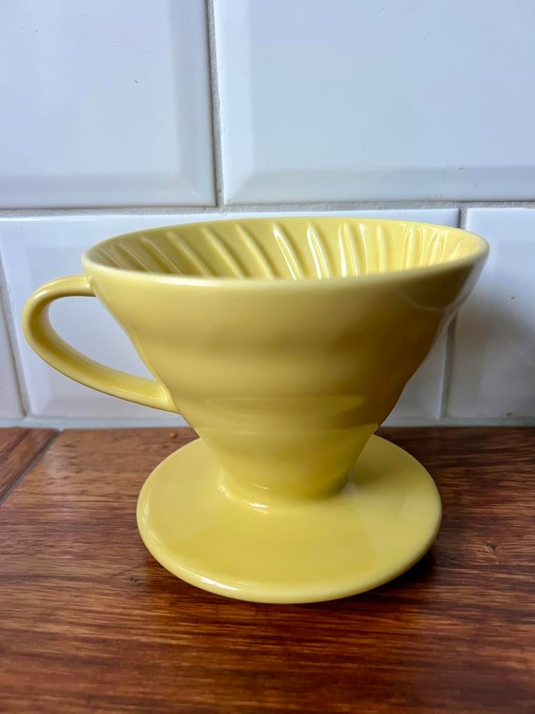 Hario 02 keramiek dripper, Ophalen of Verzenden, Zo goed als nieuw, Steen/keramiek, Geel