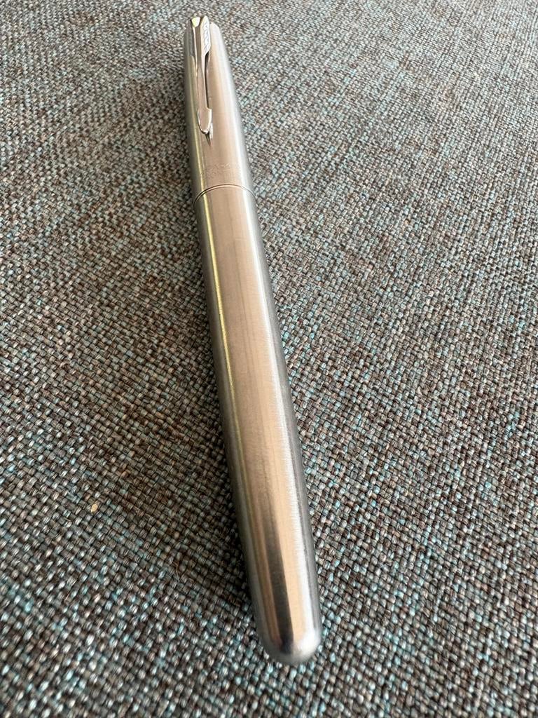 Vintage Parker Frontier vulpen - Geborsteld staal, Verzamelen, Pennenverzamelingen, Ophalen of Verzenden, Gebruikt, Vulpen, Parker