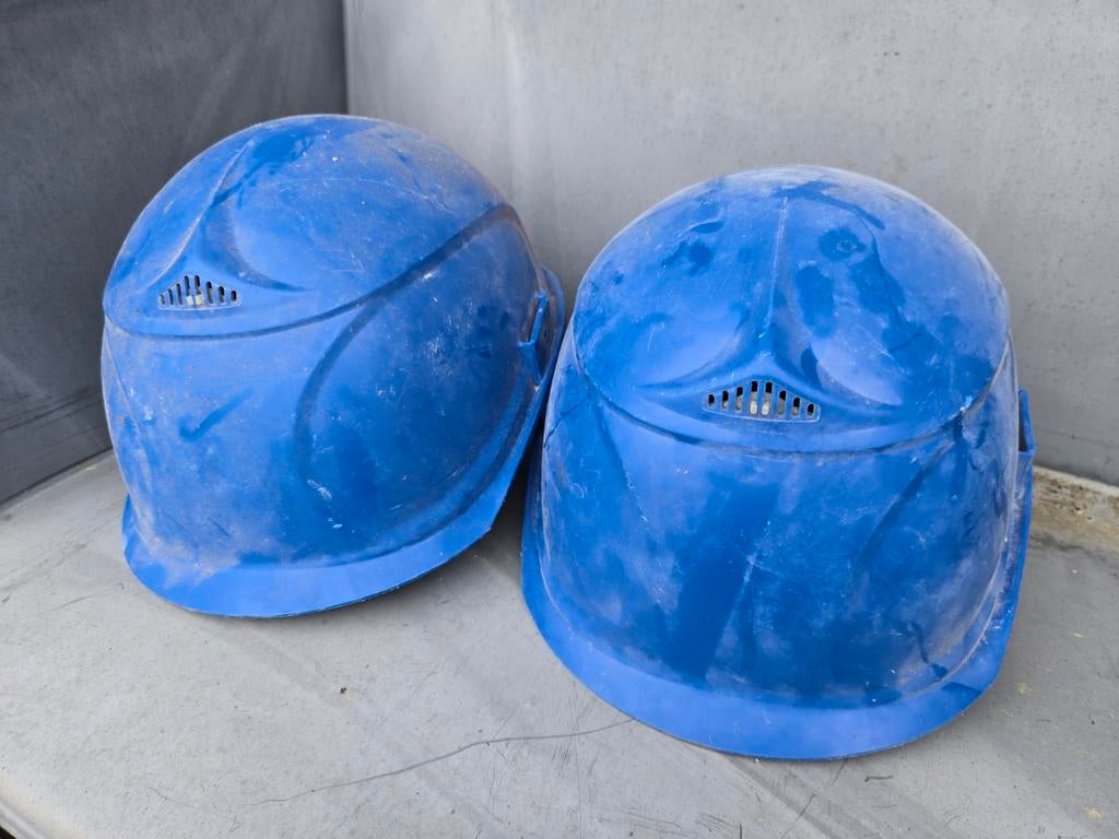 Bouwhelm 2 stuks, Ophalen of Verzenden, Gebruikt